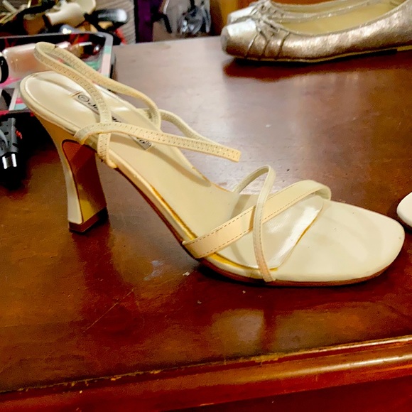 Woman’s heels - Picture 2 of 2